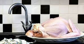 اشتباهی بزرگ در شستن و فریز کردن گوشت مرغ خام که نباید مرتکب شوید.